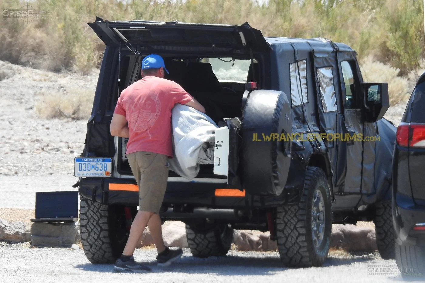 Jeep Wrangler JL Partially Uncovered JLU Rear End 2018 Jeep Wrangler JL Exposed Grille4
