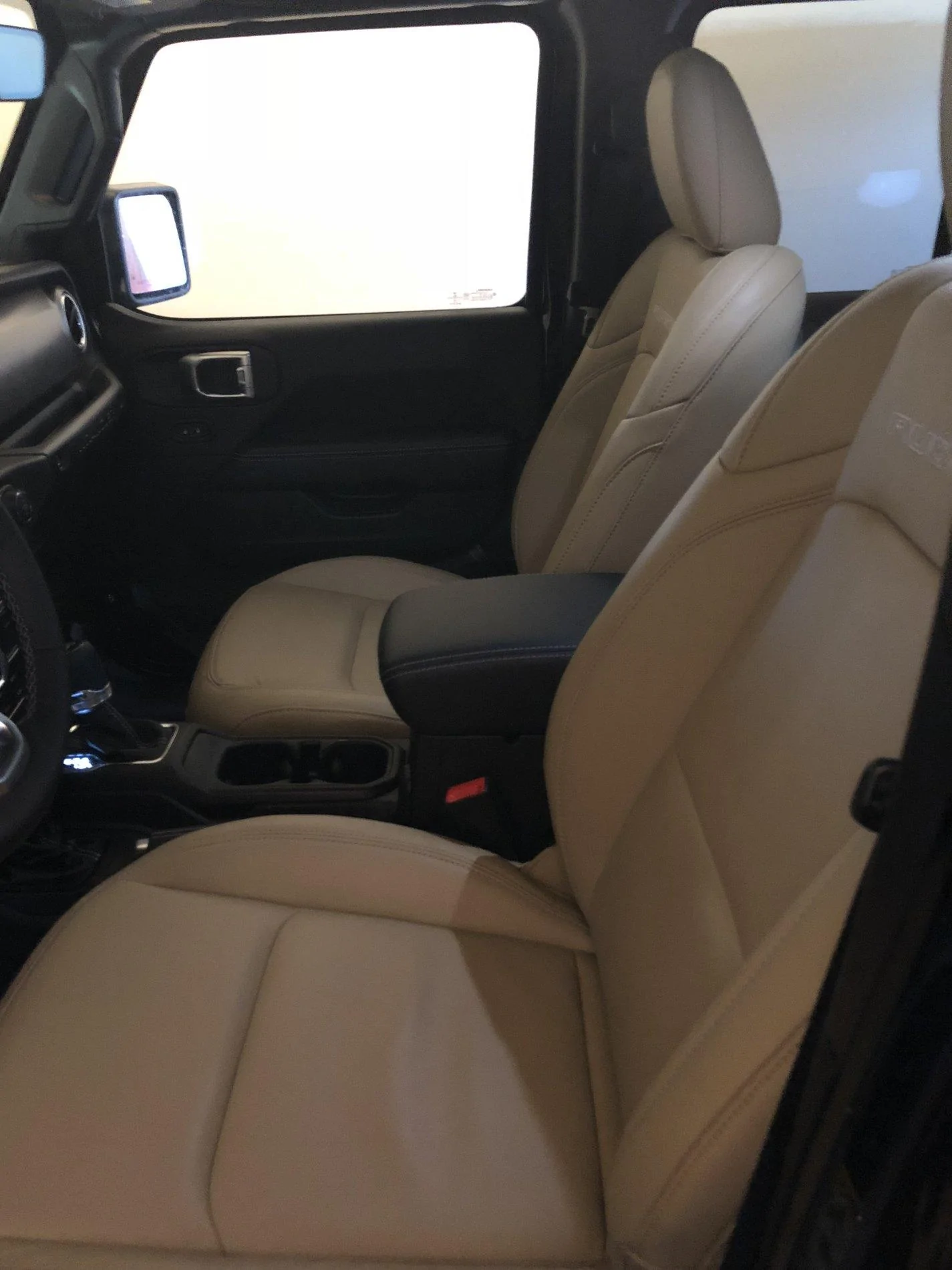 Jeep Wrangler JL Please show me some tan interiors BCCA273E-279D-4C53-9B90-3976A630F4F1