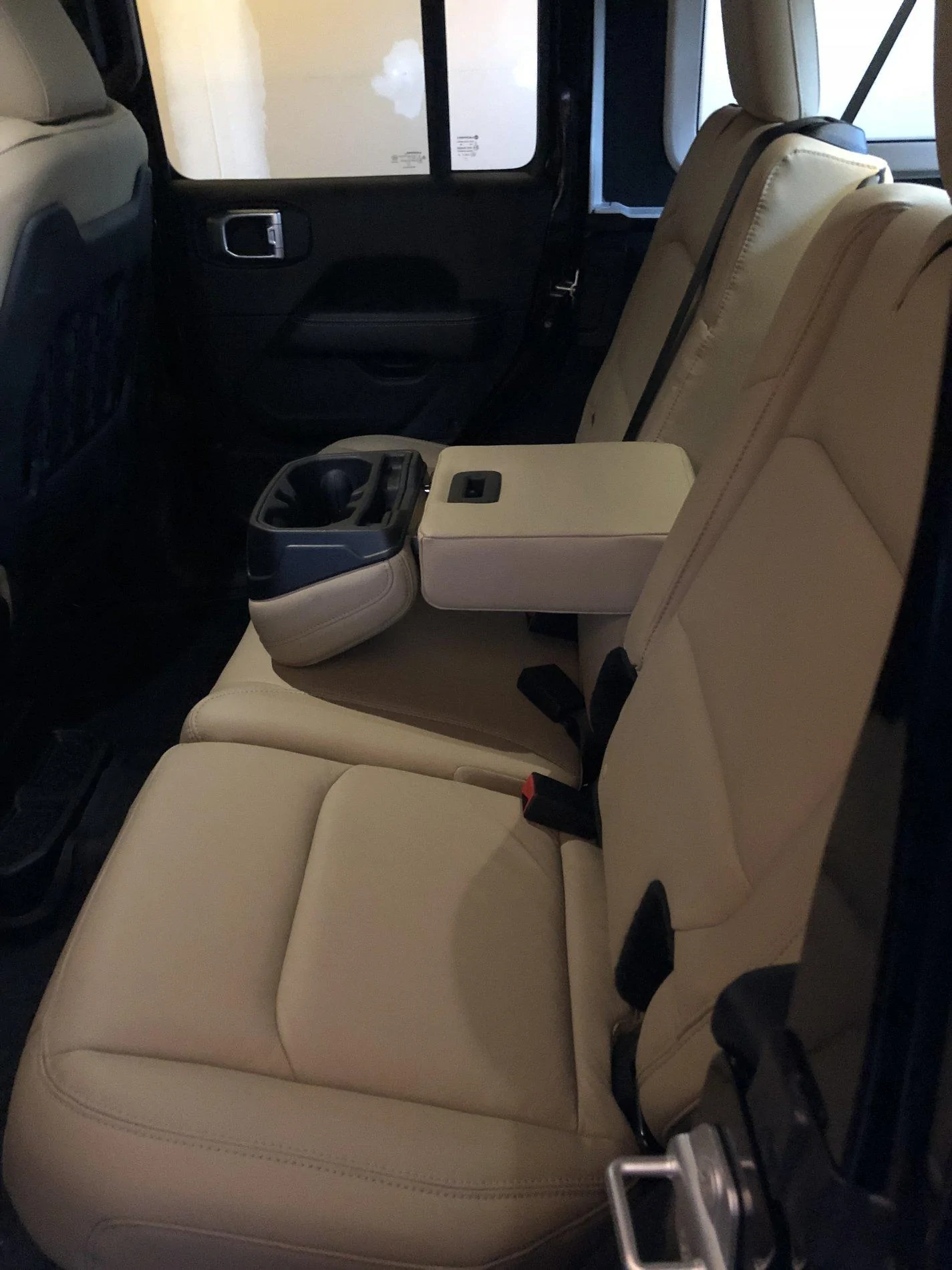 Jeep Wrangler JL Please show me some tan interiors F2736066-ABD2-450D-9704-91A2E42C2C74