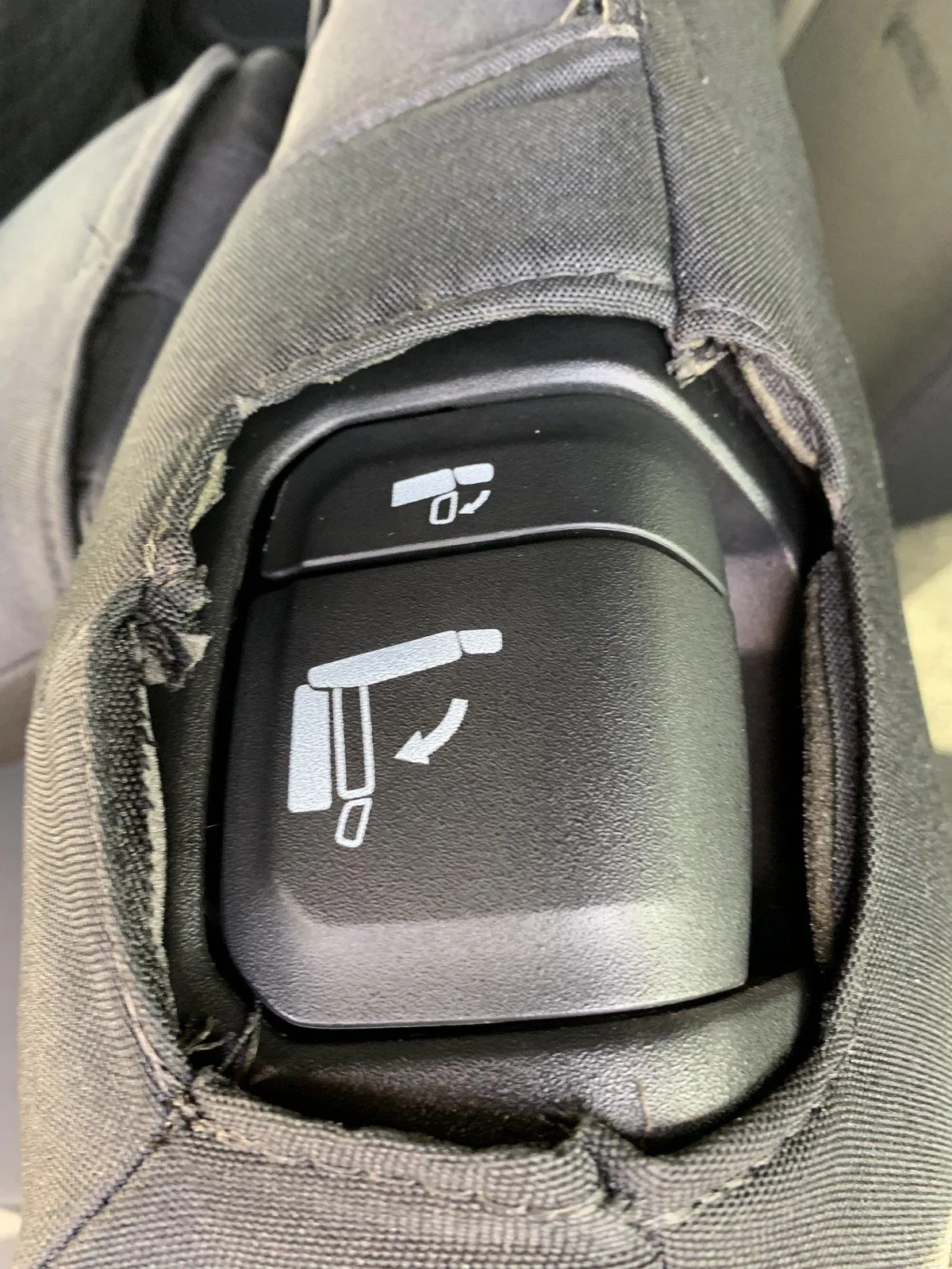 Jeep Wrangler JL Bartact rear seat covers installed! IMG_6031