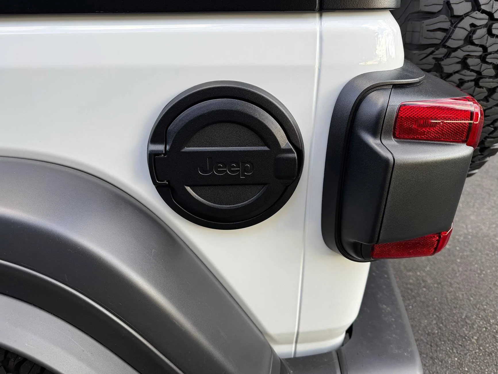 Jeep Wrangler JL Fuel GLASS door IMG_1136
