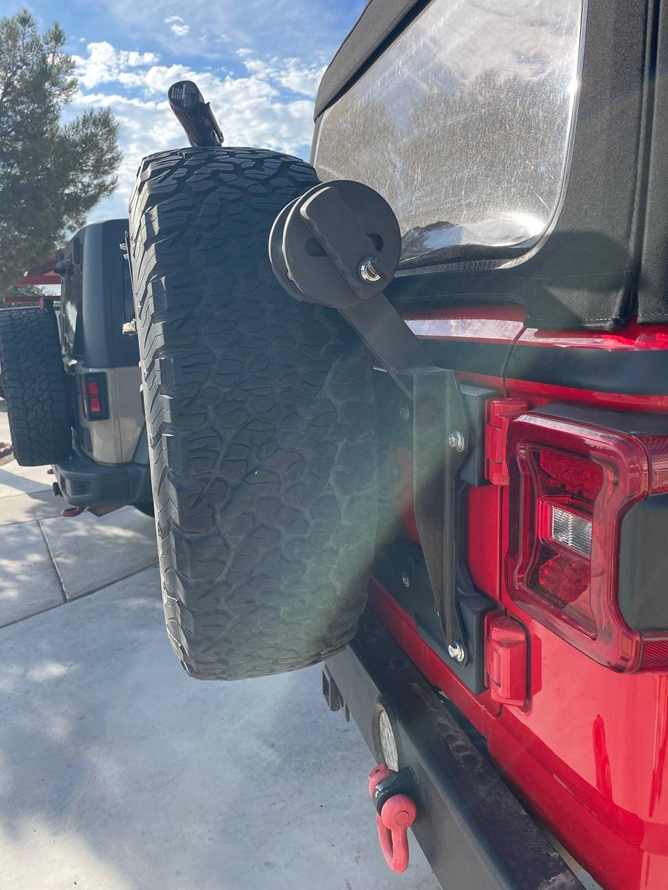 Jeep Wrangler JL $80 Amazon Tailgate Reinforcement VS. Mopar IMG_9224