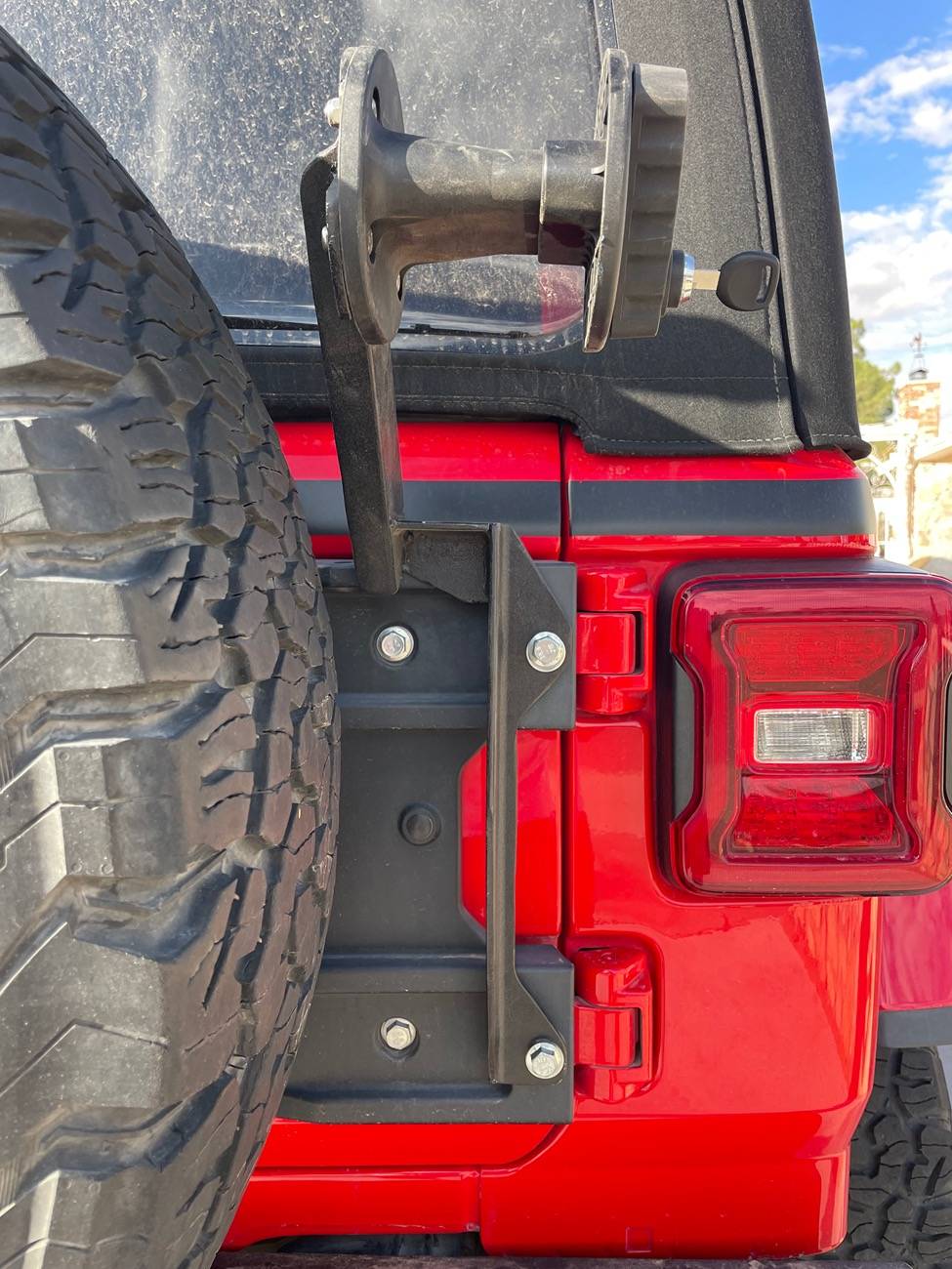 Jeep Wrangler JL $80 Amazon Tailgate Reinforcement VS. Mopar IMG_9225