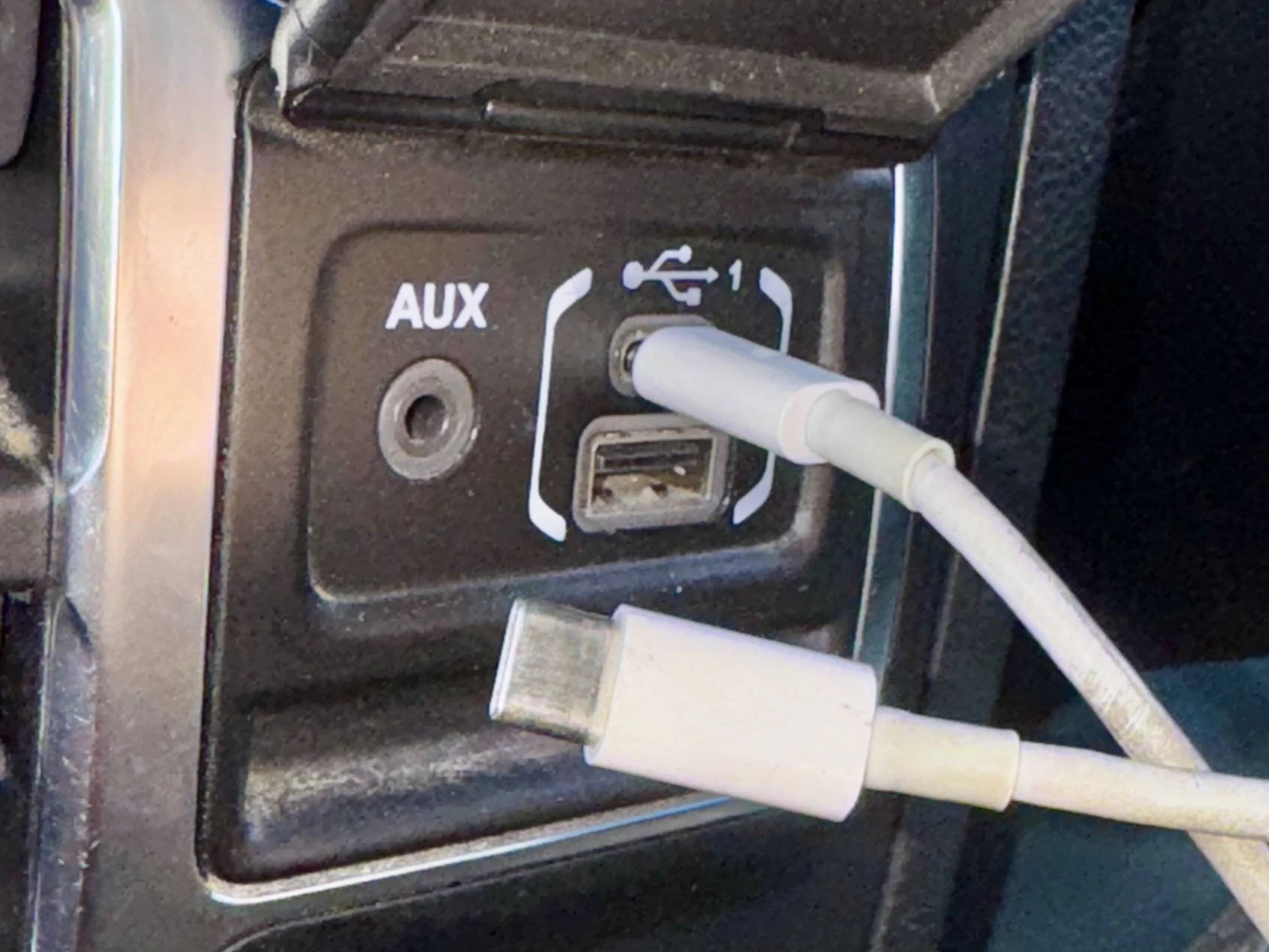 Jeep Wrangler JL Two USB-C ports on dash MOD? IMG_5293