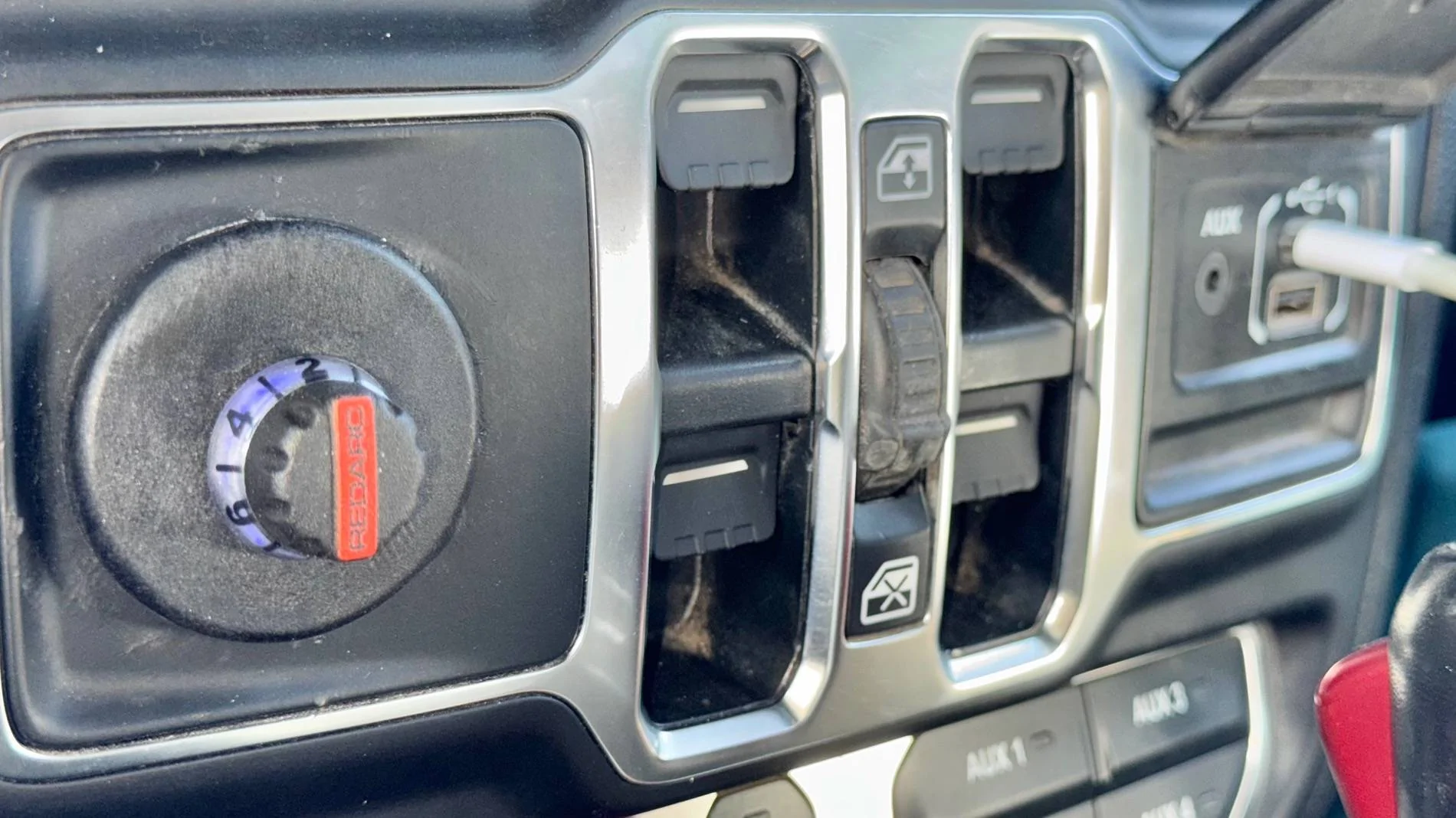 Jeep Wrangler JL Two USB-C ports on dash MOD? IMG_5294