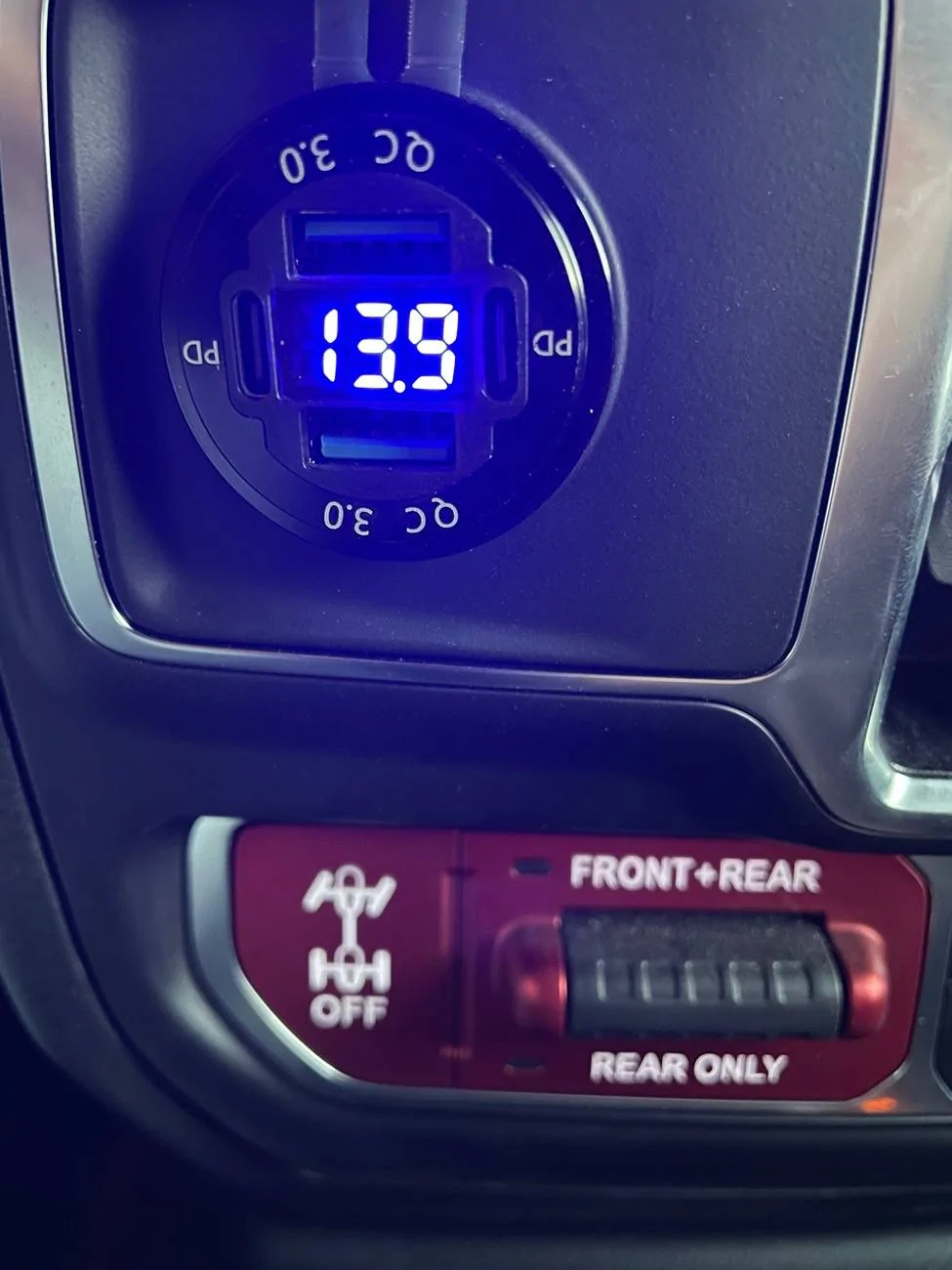 Jeep Wrangler JL Two USB-C ports on dash MOD? IMG_9178