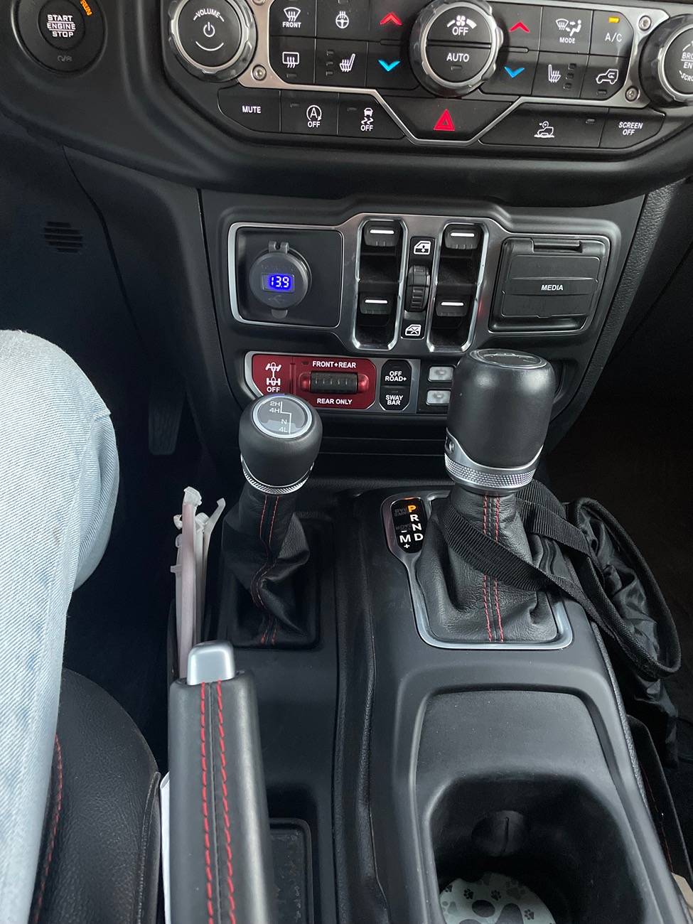 Jeep Wrangler JL Two USB-C ports on dash MOD? IMG_9177