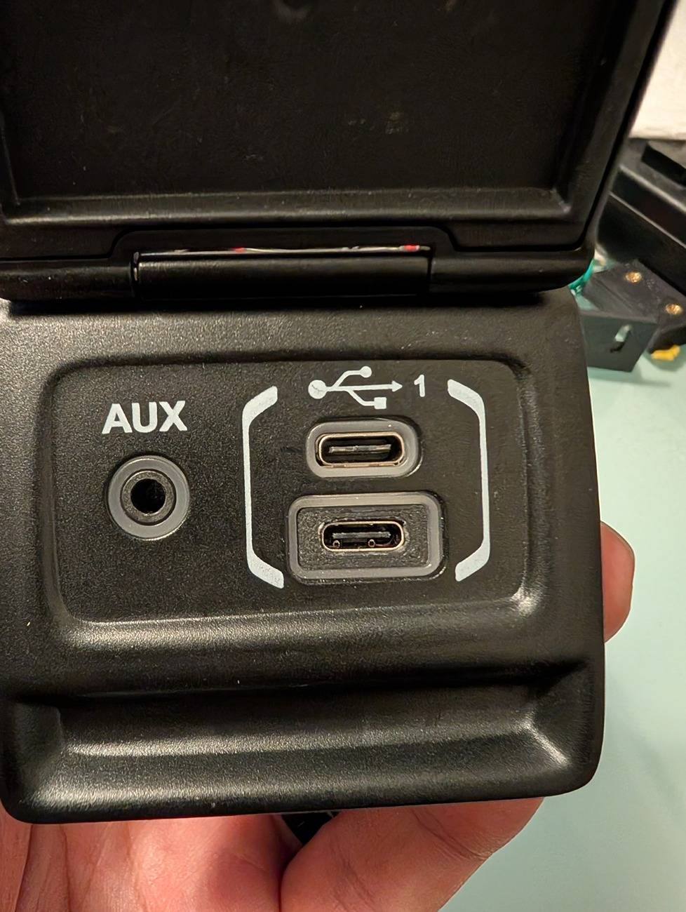 Jeep Wrangler JL Two USB-C ports on dash MOD? PXL_20250702_045128016