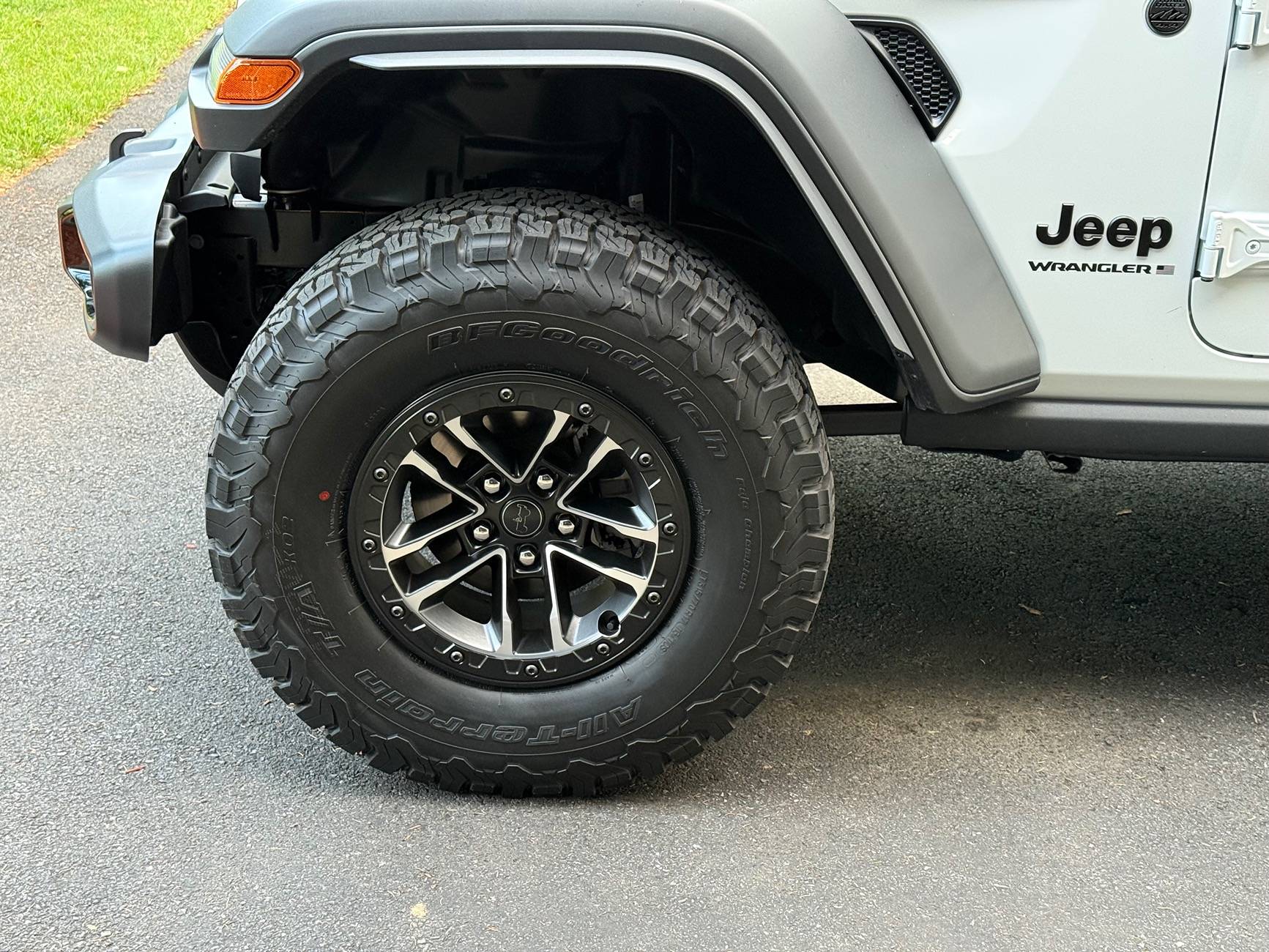 Jeep Wrangler JL Grey xr wheel color paint code? IMG_1148