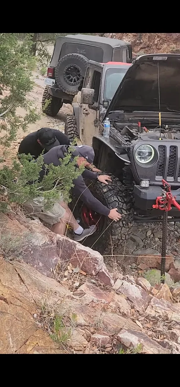Jeep Wrangler JL Changing Tire on the Trail??? Screenshot_20250730_083152_Photos