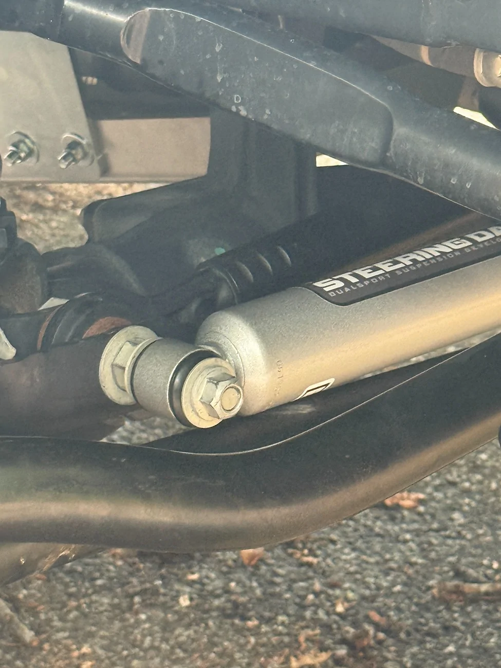 Jeep Wrangler JL Steering stabilizer rubbing on tie rod IMG_4529
