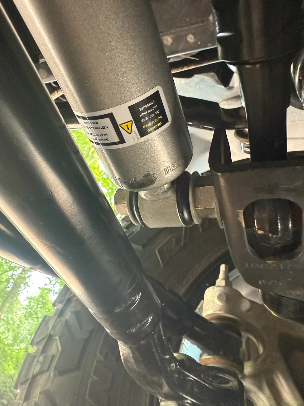 Jeep Wrangler JL Steering stabilizer rubbing on tie rod IMG_4526