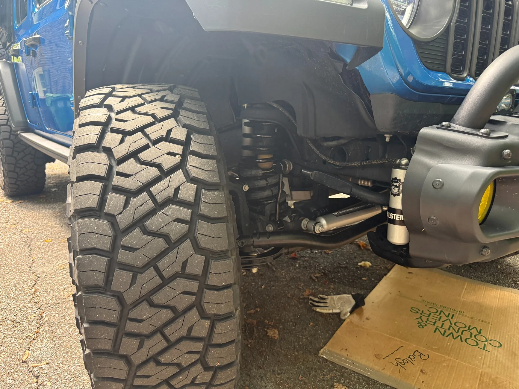 Jeep Wrangler JL Steering stabilizer rubbing on tie rod IMG_4528