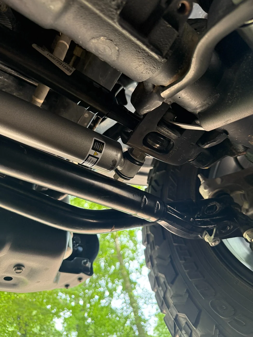 Jeep Wrangler JL Steering stabilizer rubbing on tie rod IMG_4525