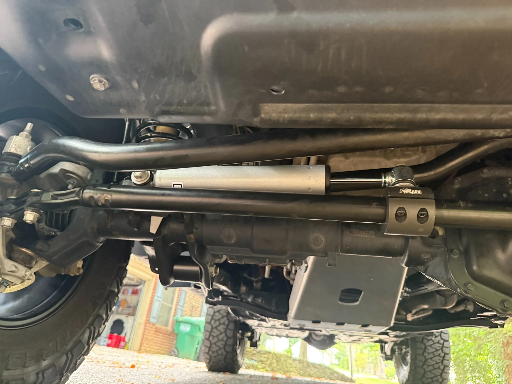 Jeep Wrangler JL Steering stabilizer rubbing on tie rod IMG_4531
