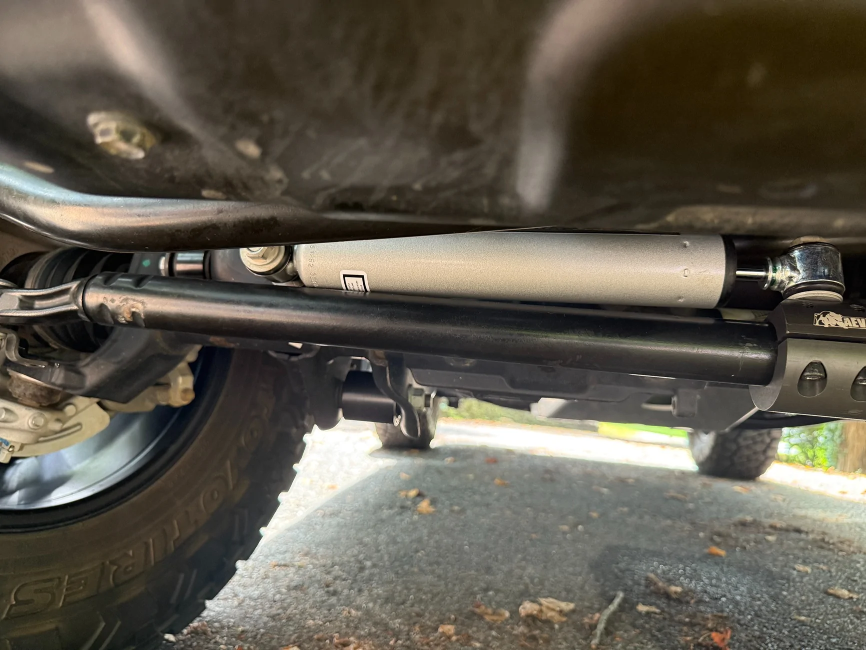 Jeep Wrangler JL Steering stabilizer rubbing on tie rod IMG_4527