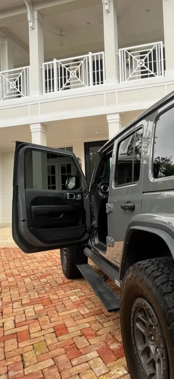 Jeep Wrangler JL FS: AMP RESEARCH XL AUTO STEPS IMG_1120