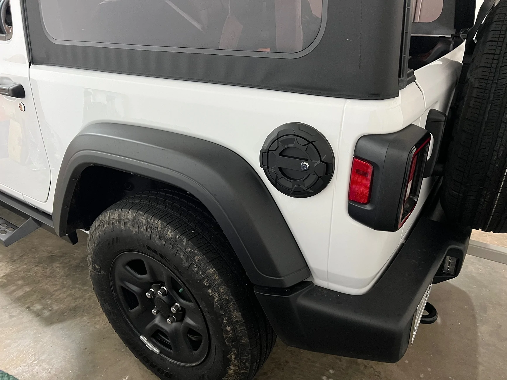 Jeep Wrangler JL Locking fuel door IMG_1418