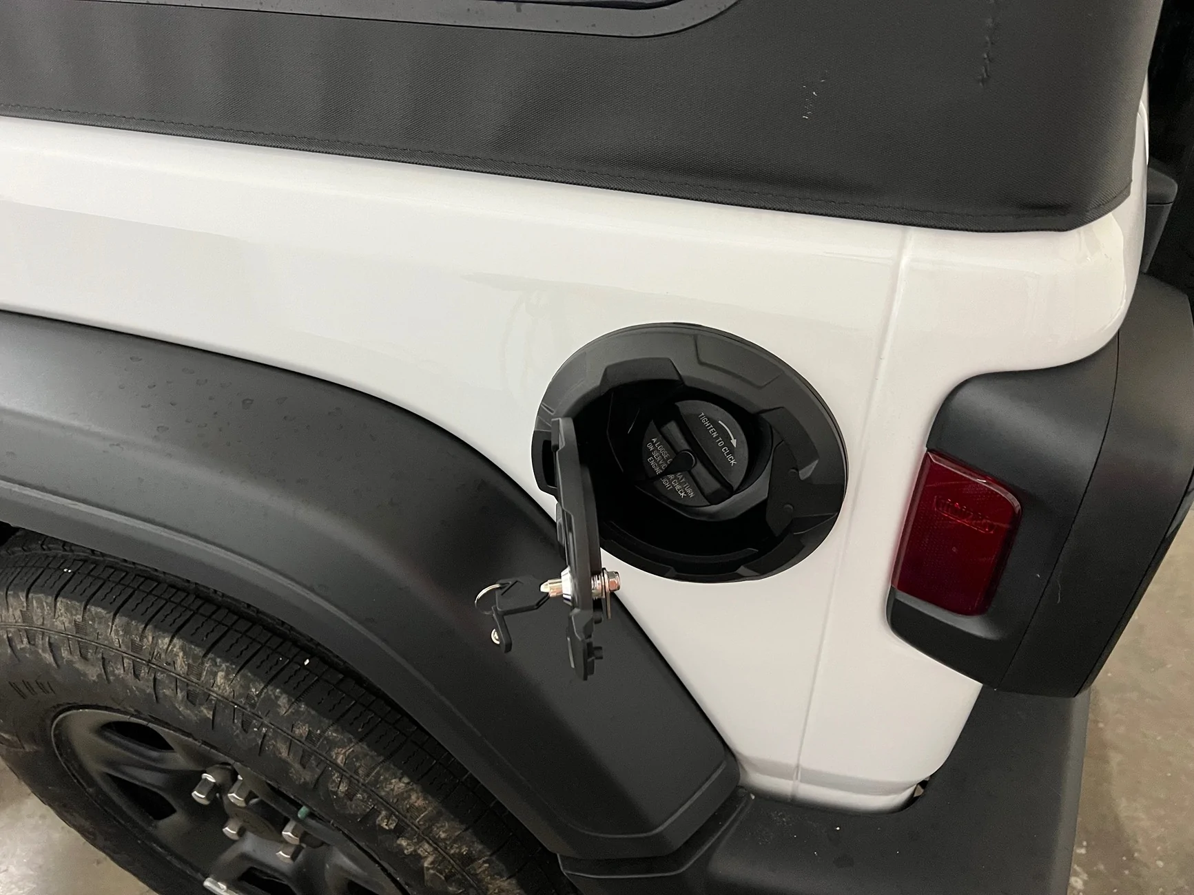 Jeep Wrangler JL Locking fuel door IMG_1419