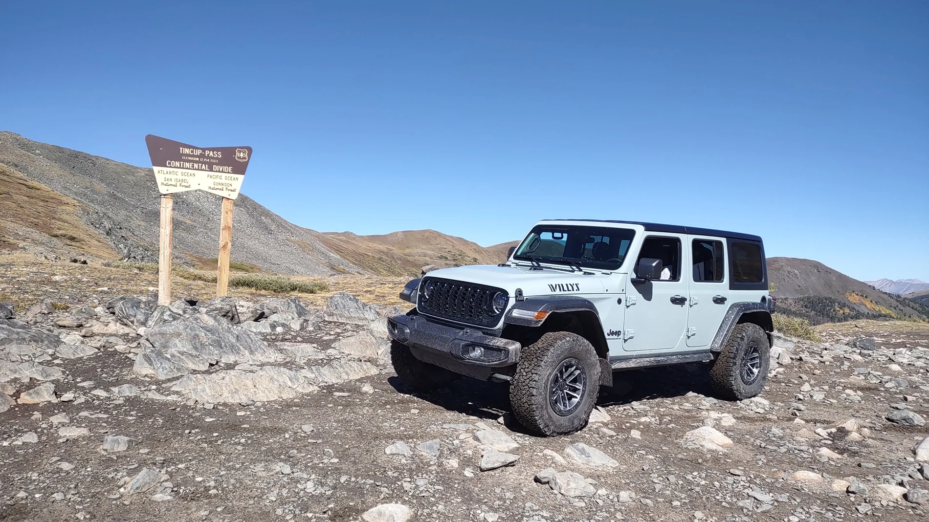 Jeep Wrangler JL 2025 Willys Xtreme vs 2025 Base Rubicon 1000032508