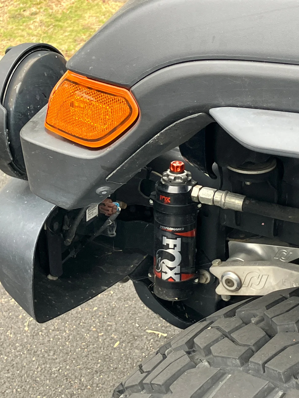 Jeep Wrangler JL Fox 2.5 DSC Front Remote Reservoir shocks IMG_4442