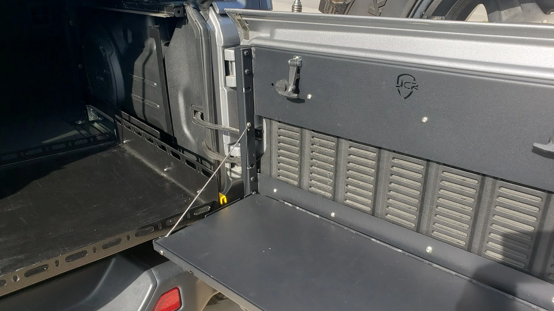 Jeep Wrangler JL Diabolical Slide & JCR Tailgate Table Together? 20250907_165415