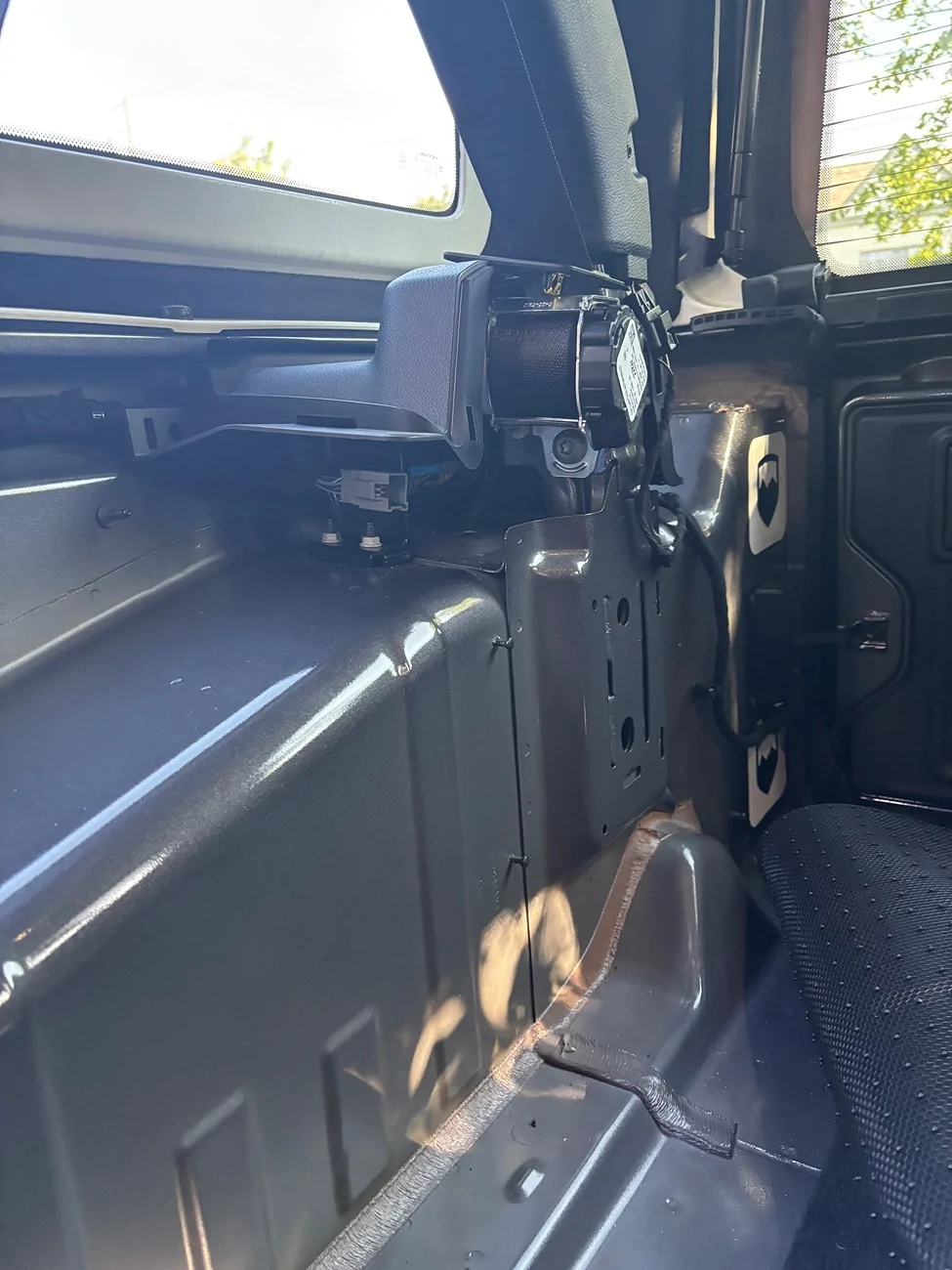 Jeep Wrangler JL Alpine sub connection IMG_3105