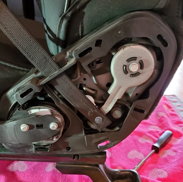 Jeep Wrangler JL Replacing driver seat cushion. 1760534916245-ra