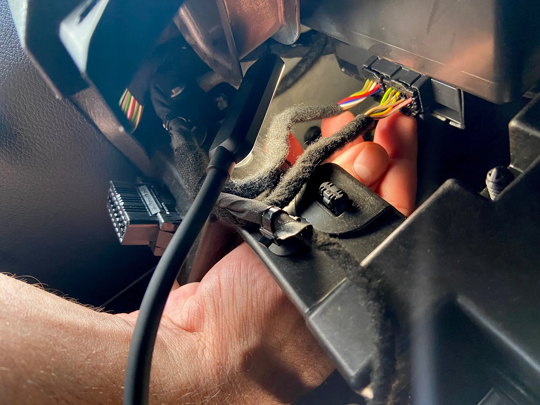 Jeep Wrangler JL SOS Security Bypass Ports IMG_0665
