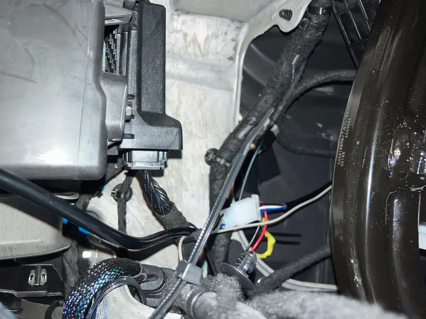 Jeep Wrangler JL SOS Security Bypass Ports IMG_5737