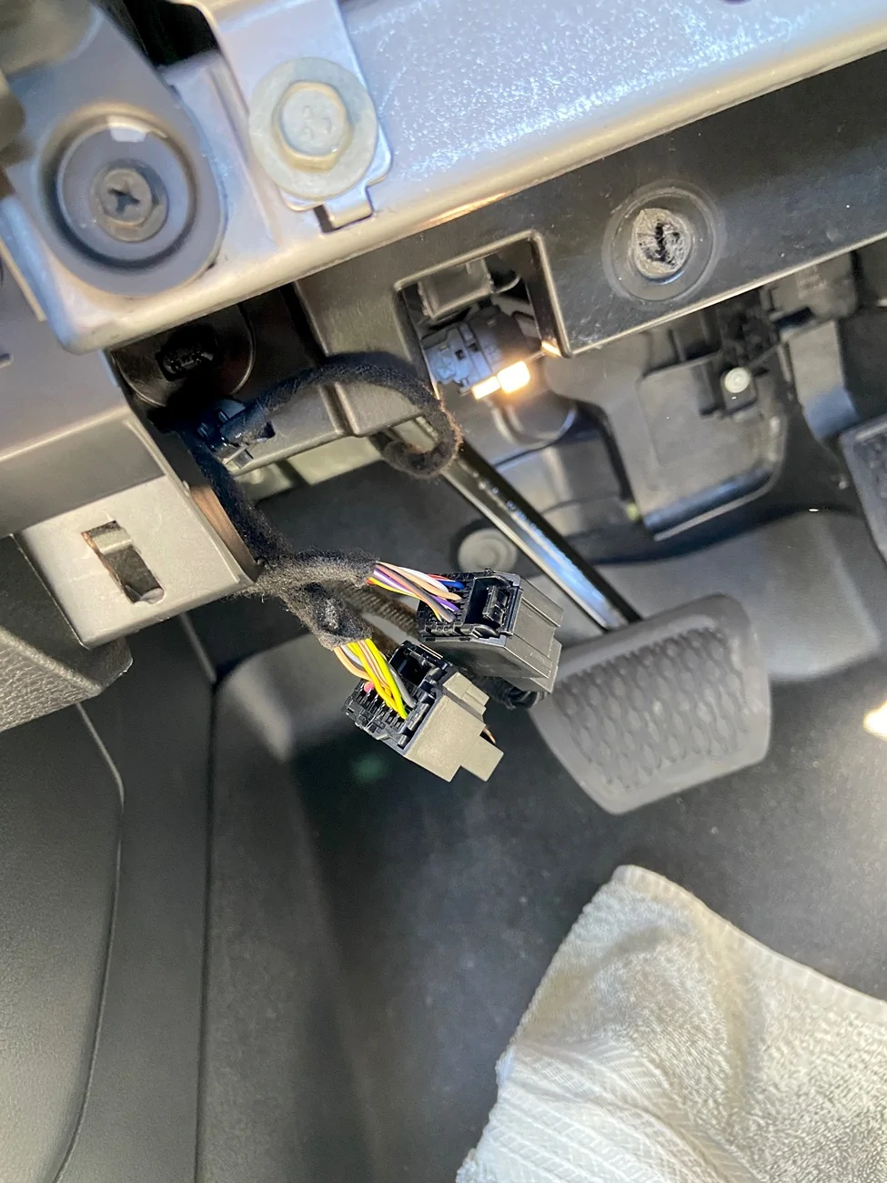 Jeep Wrangler JL SOS Security Bypass Ports IMG_0680