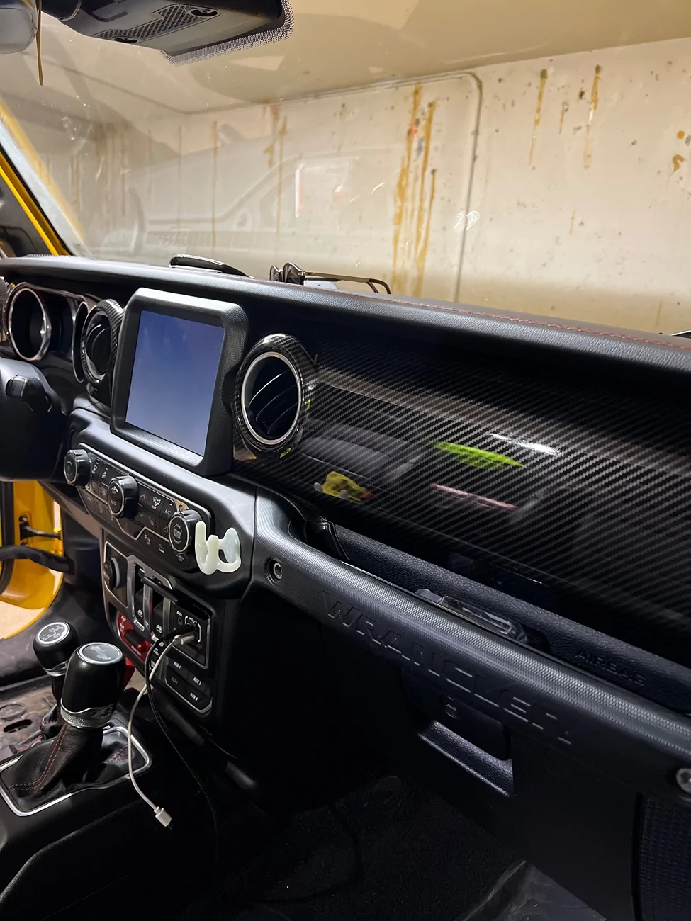 Jeep Wrangler JL Bye-bye red dash trim, hello carbon fiber IMG_5206