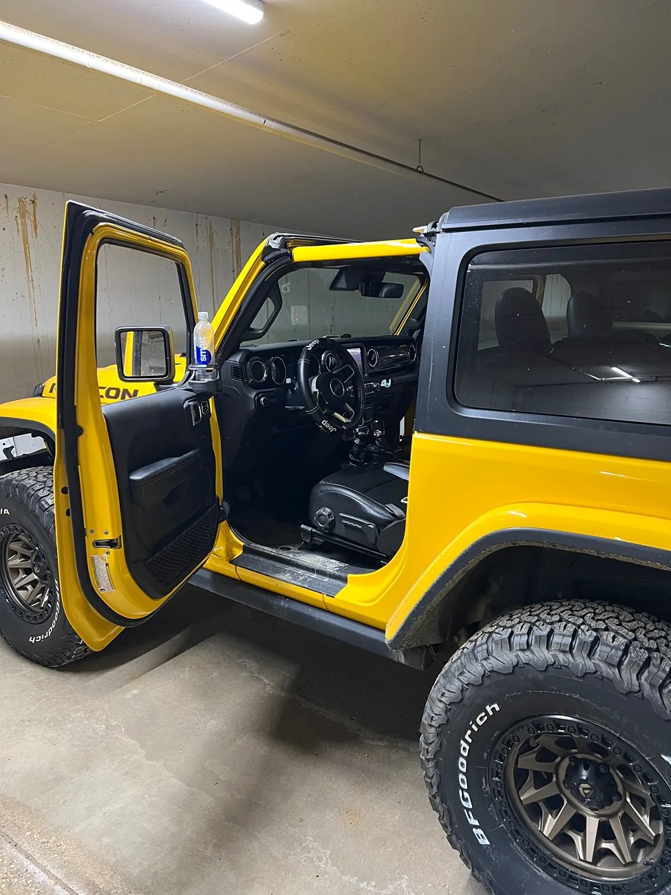 Jeep Wrangler JL Bye-bye red dash trim, hello carbon fiber IMG_5208