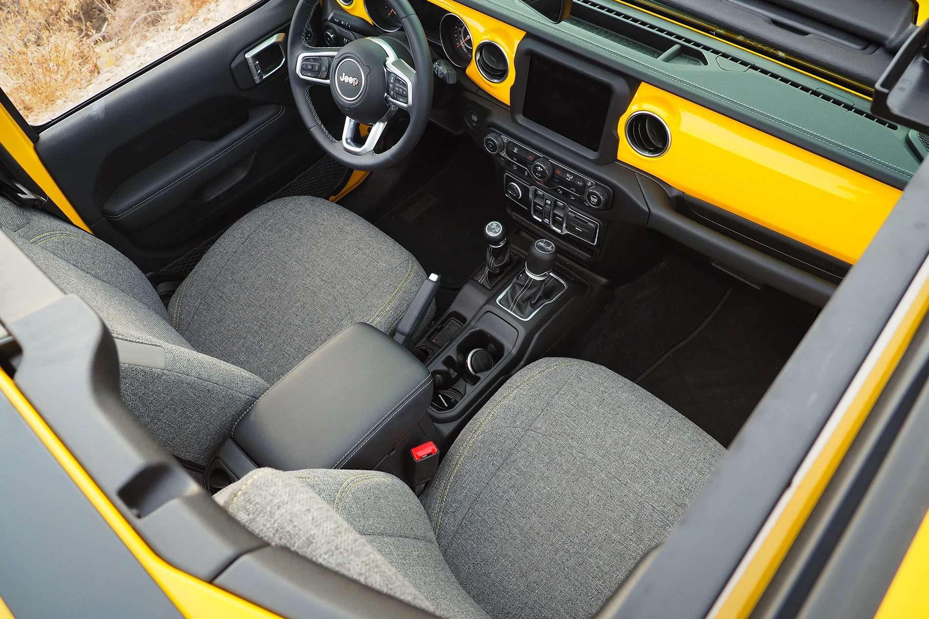 Jeep Wrangler JL Bye-bye red dash trim, hello carbon fiber O7070244-1