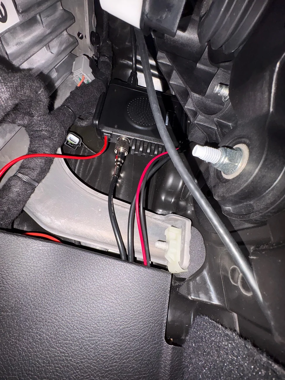 Jeep Wrangler JL Midland MXT275 GMRS Radio - clean install DIY on 2025 4 door Rubicon IMG_1767
