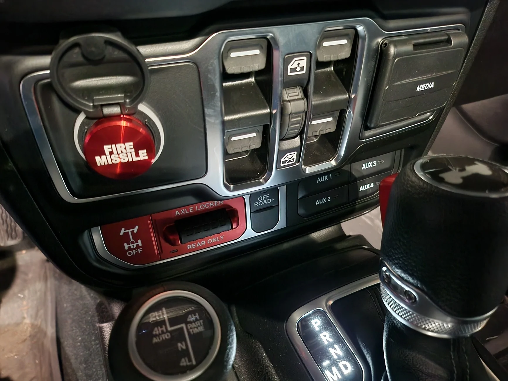 Jeep Wrangler JL Empty Center Console Area - what do you put there? 20241127_143531