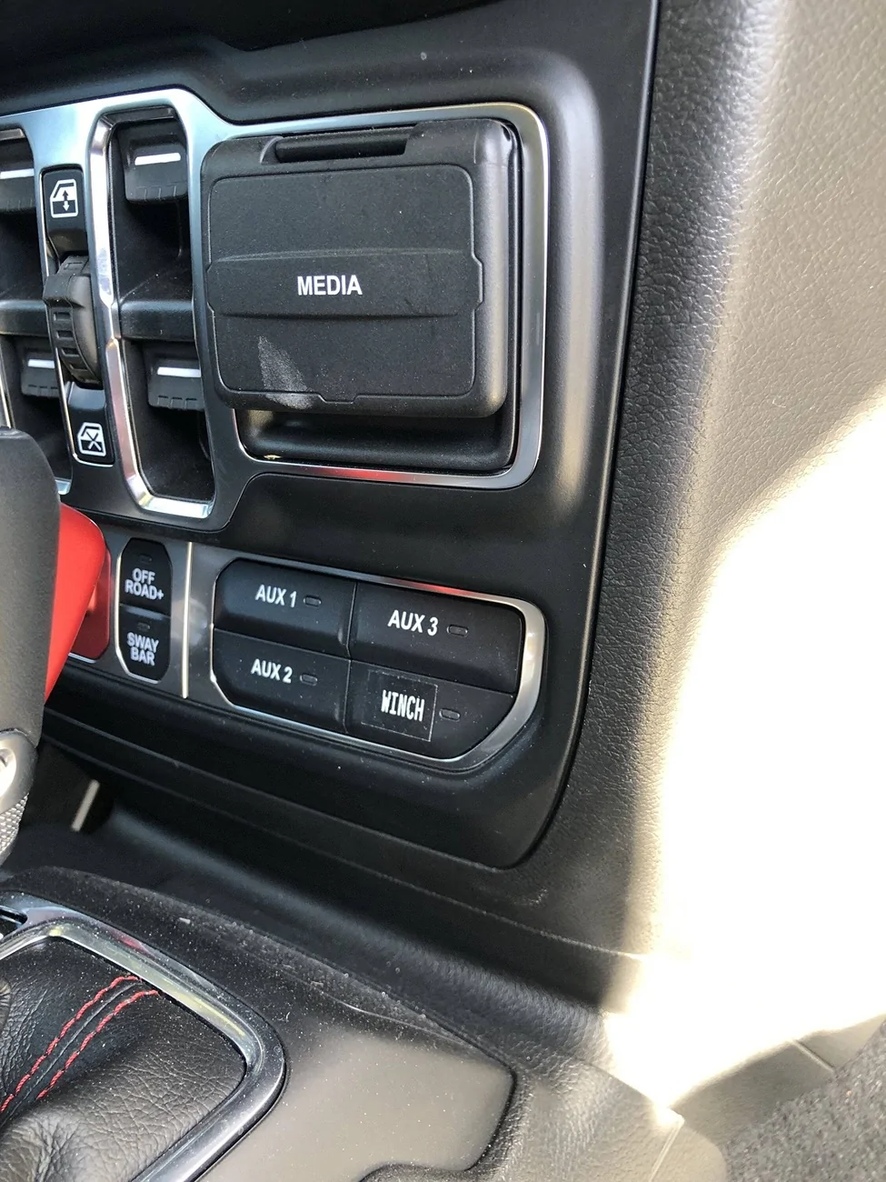 Jeep Wrangler JL Relabel aux switches IMG_0222