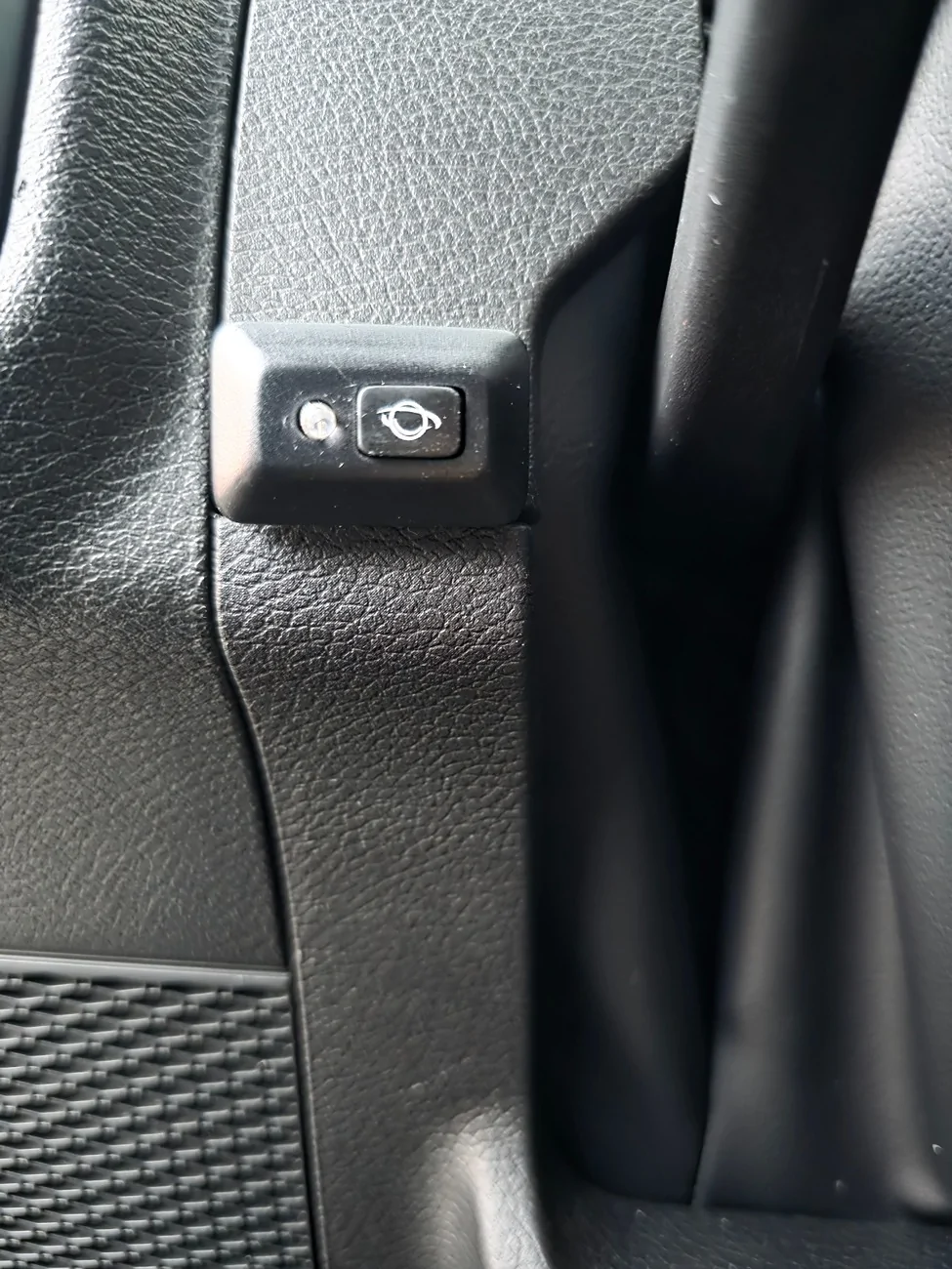 Jeep Wrangler JL Unknown LED light and Push button? 20260302_064242