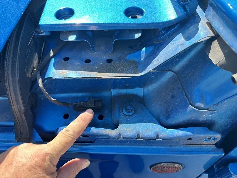 Jeep Wrangler JL When Installing GRMS Antenna what is this connector for? JEEP-GRMS-03