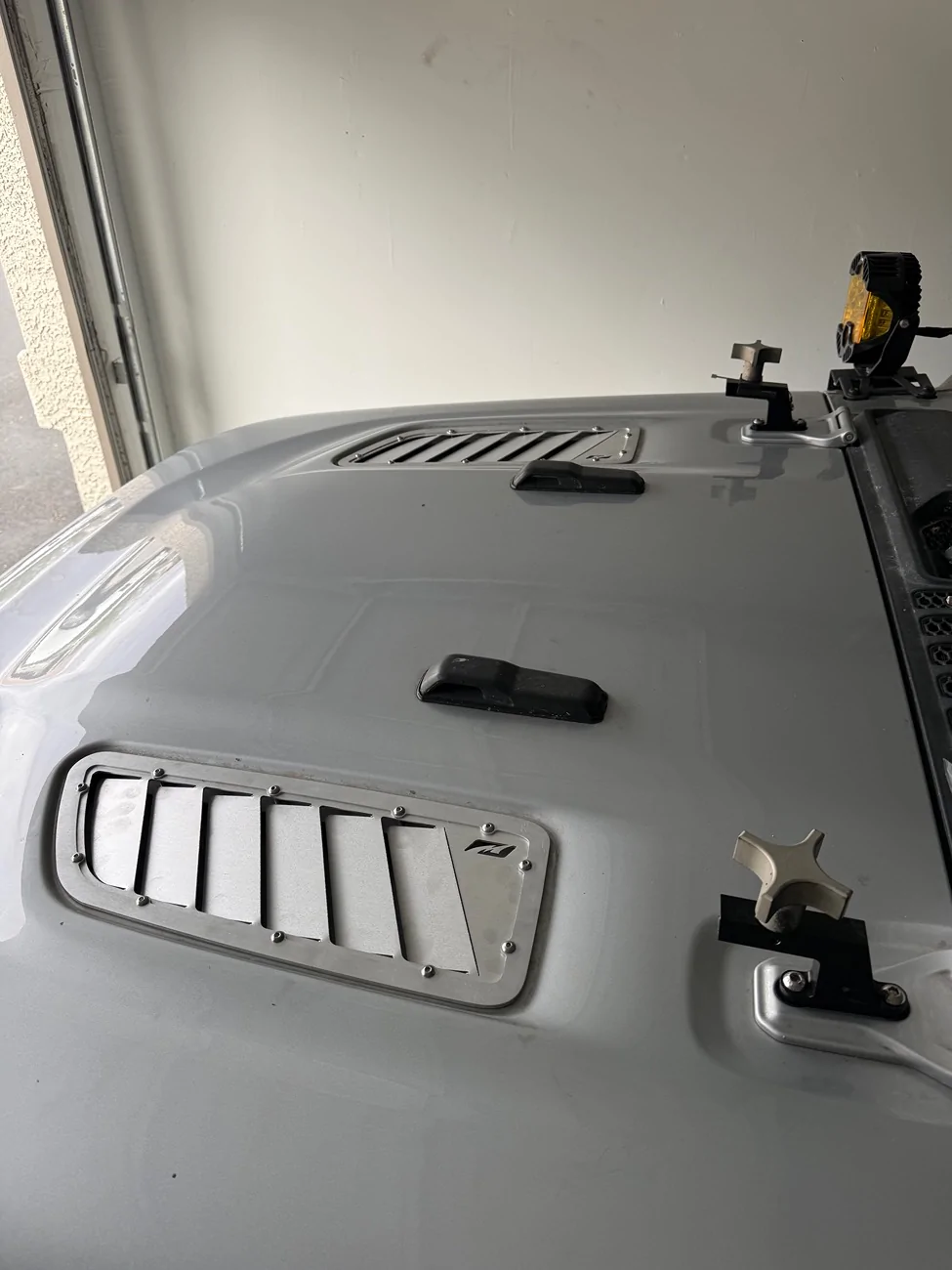 Jeep Wrangler JL Motobilt hood vents installed IMG_3531