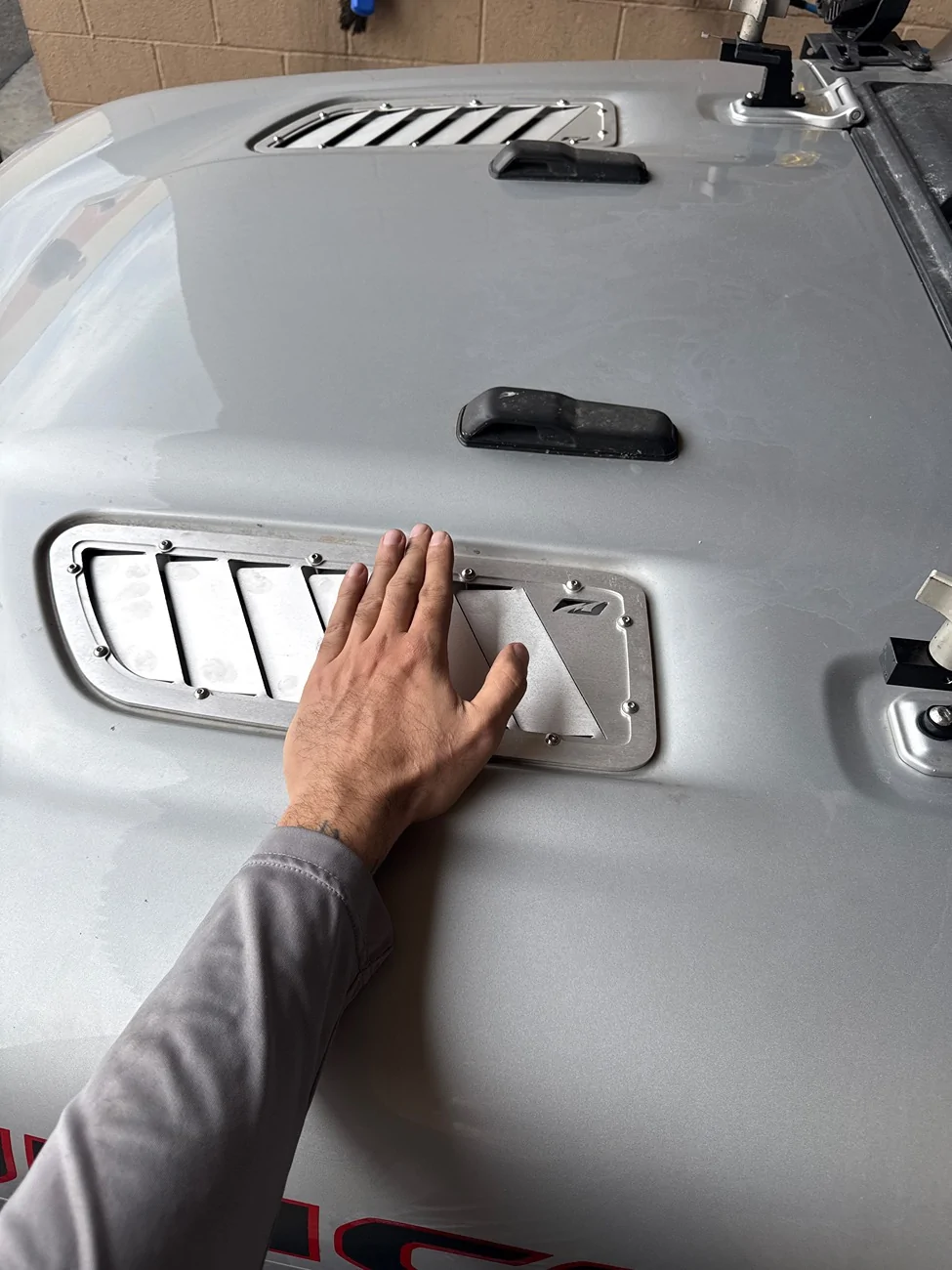 Jeep Wrangler JL Motobilt hood vents installed imag