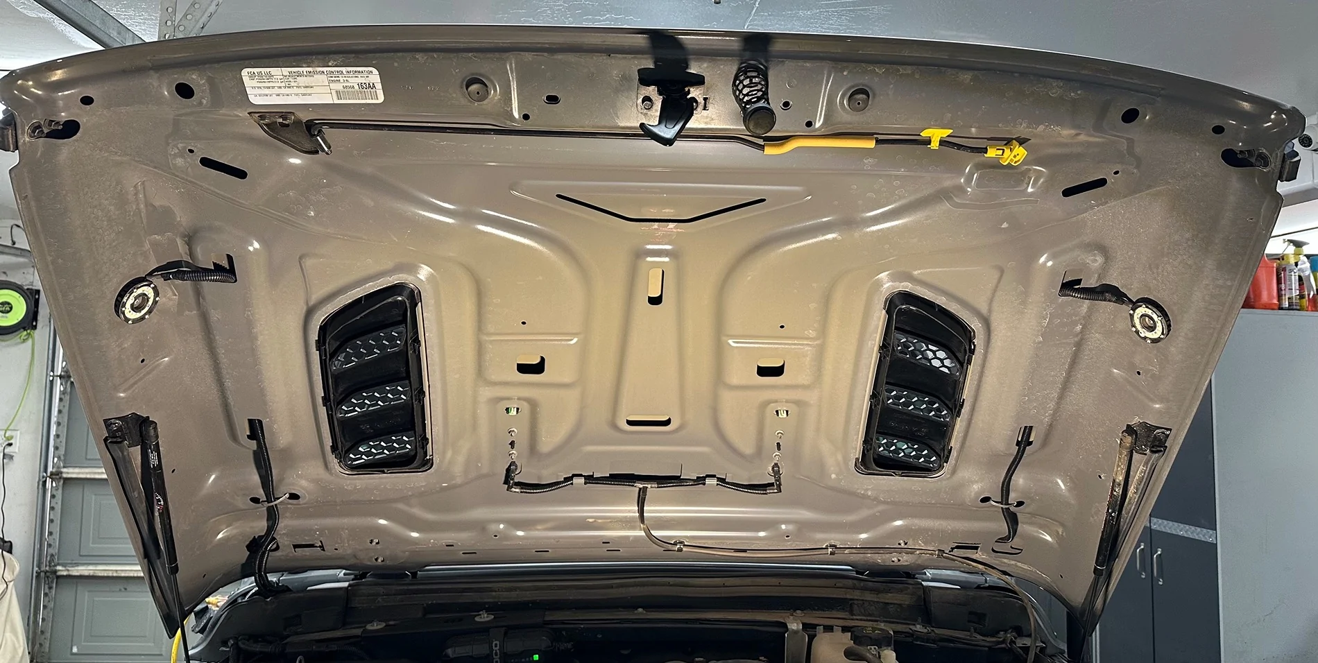 Jeep Wrangler JL Motobilt hood vents installed IMG_4487