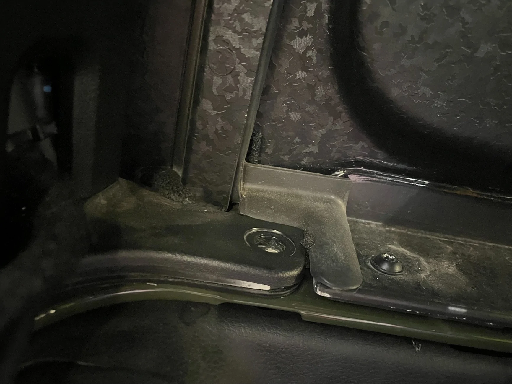 Jeep Wrangler JL Folding Top Rear Panel Body Screws IMG_1987