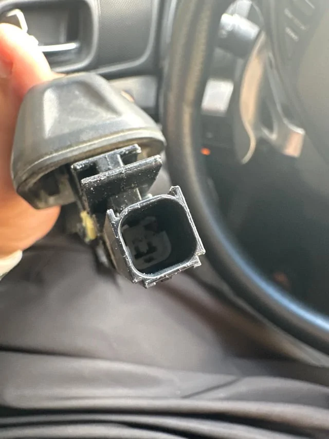 Jeep Wrangler JL Need help identifying passive entry door handle connector 812235F2-268B-4AE9-AC7E-42BDA37B5A0A