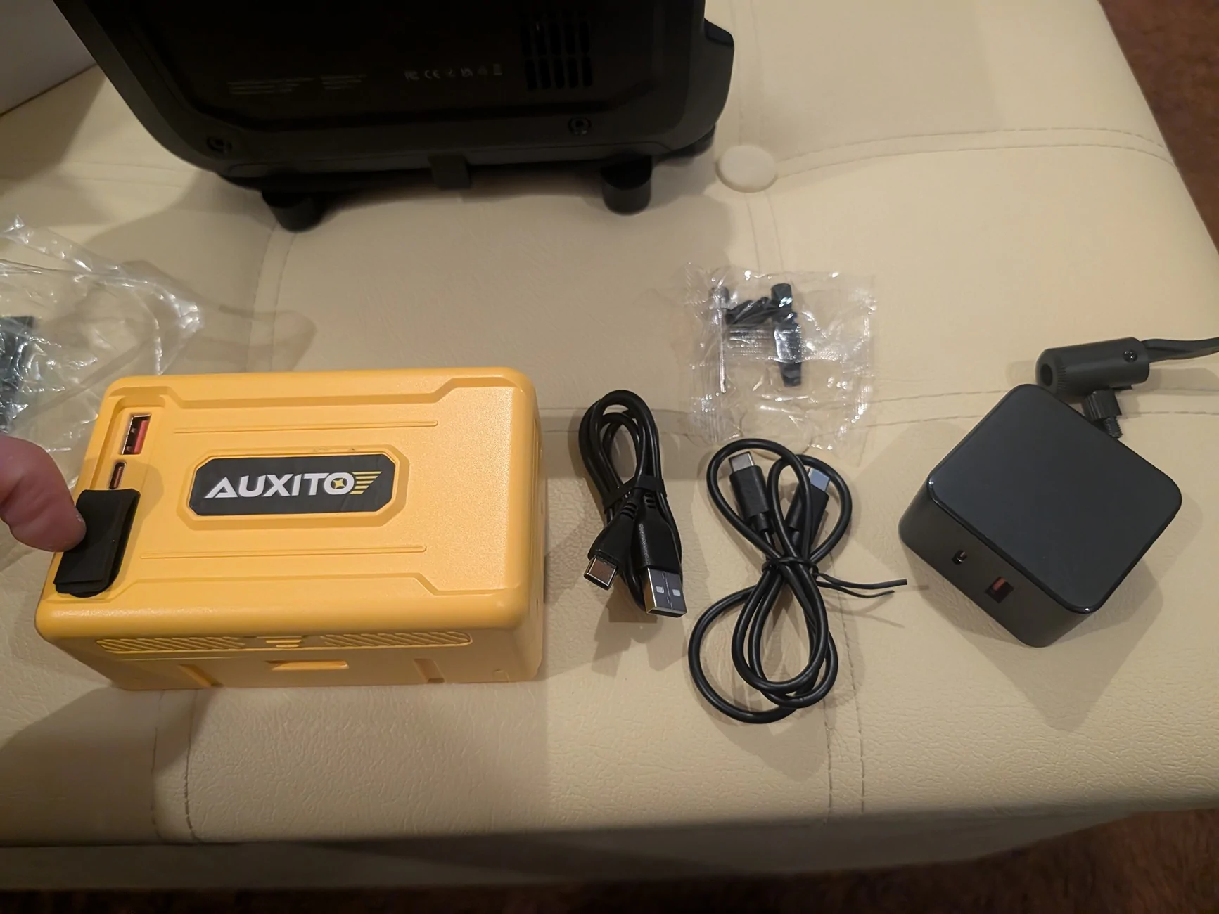 Jeep Wrangler JL Auxito AT1 Inflator & Charger - Review PXL_20260405_131524685