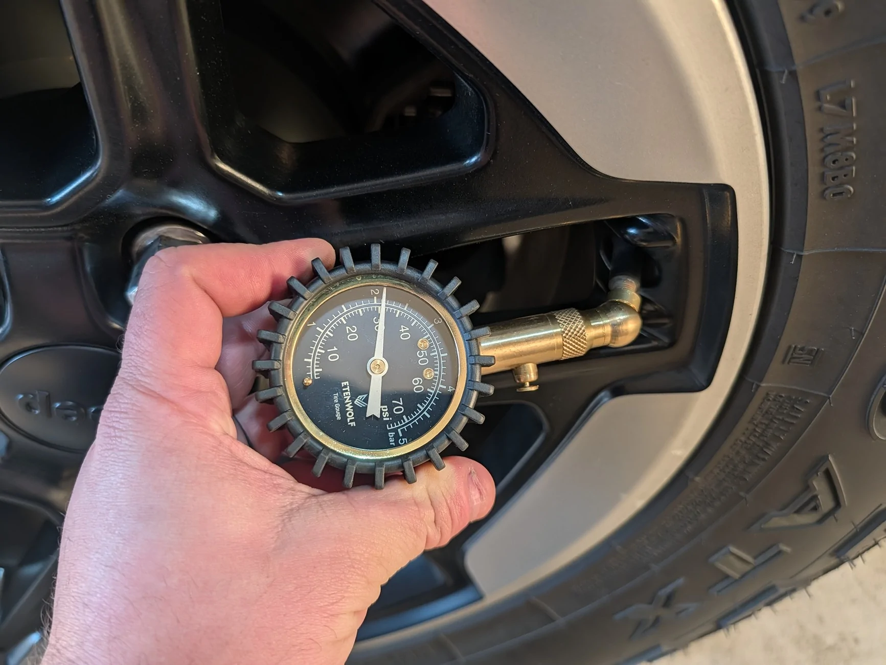 Jeep Wrangler JL Auxito AT1 Inflator & Charger - Review PXL_20260409_225914074