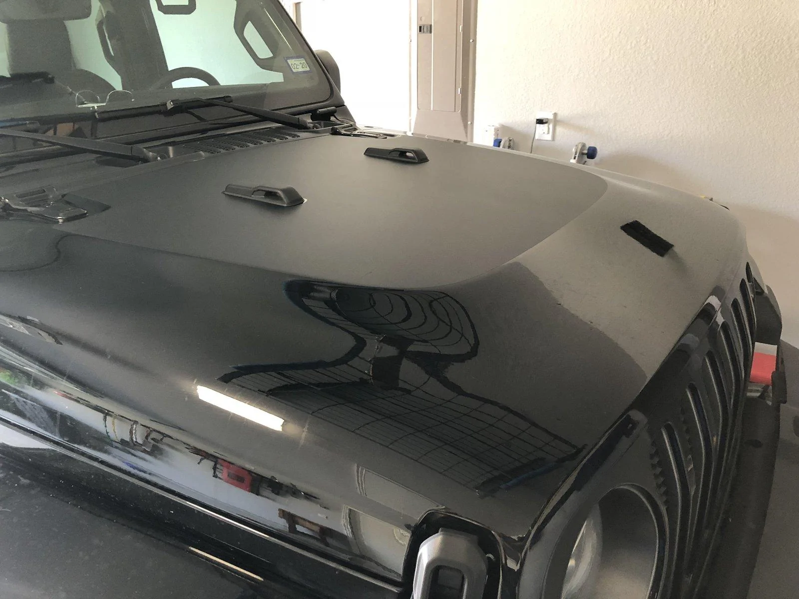 Jeep Wrangler JL Sunlight reflection off the hood 52AC2410-25CC-4BC7-A5C2-7D9445E3B392