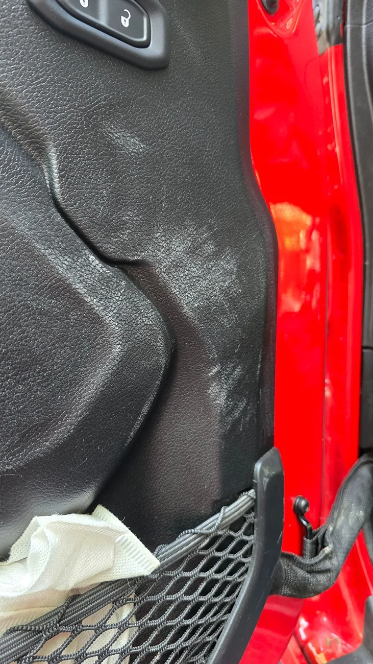 Jeep Wrangler JL Removing limestone-mud from interior panels 2026-06-04 18.15.53