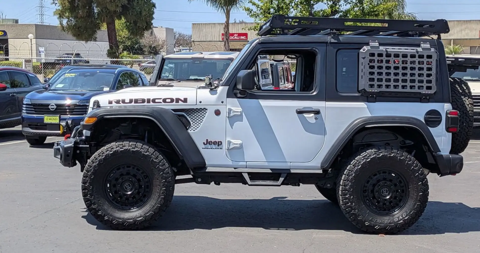 Jeep Wrangler JL Two-Tone Door on a JLR Screenshot 2026-06-08 at 12.54.33