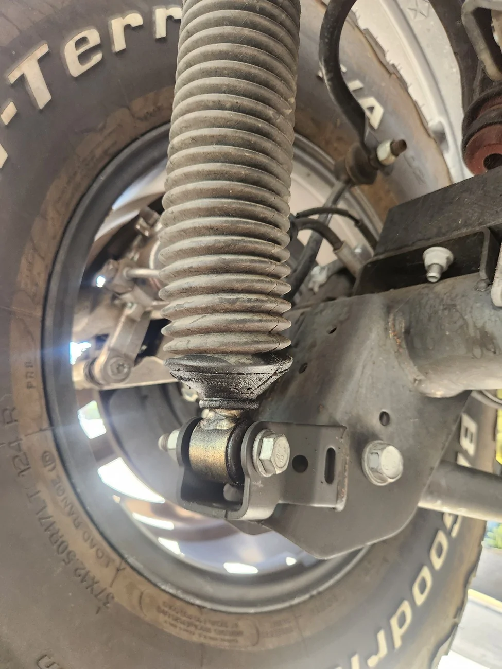 Jeep Wrangler JL Leaking AEV RT5100 shocks 20260615_075839